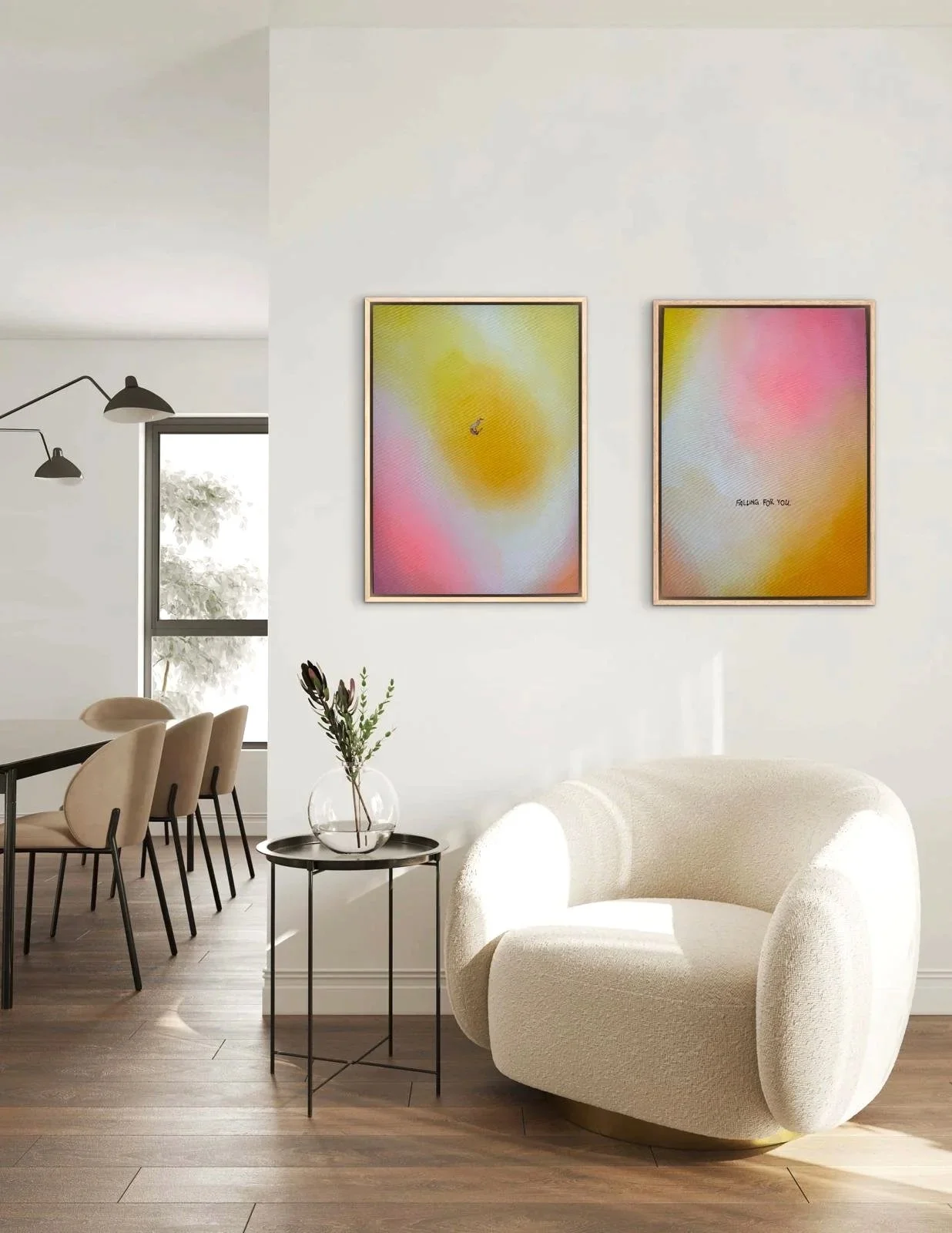 Moderner Wohnraum mit weiße, runde Couch, runder Beistelltisch mit Glasvase und Blumen, zwei Wandbilder mit bunten, abstrakten Farbverläufen, und ein Esszimmer im Hintergrund mit Stühlen und Tisch, große Fenster lassen Tageslicht herein.