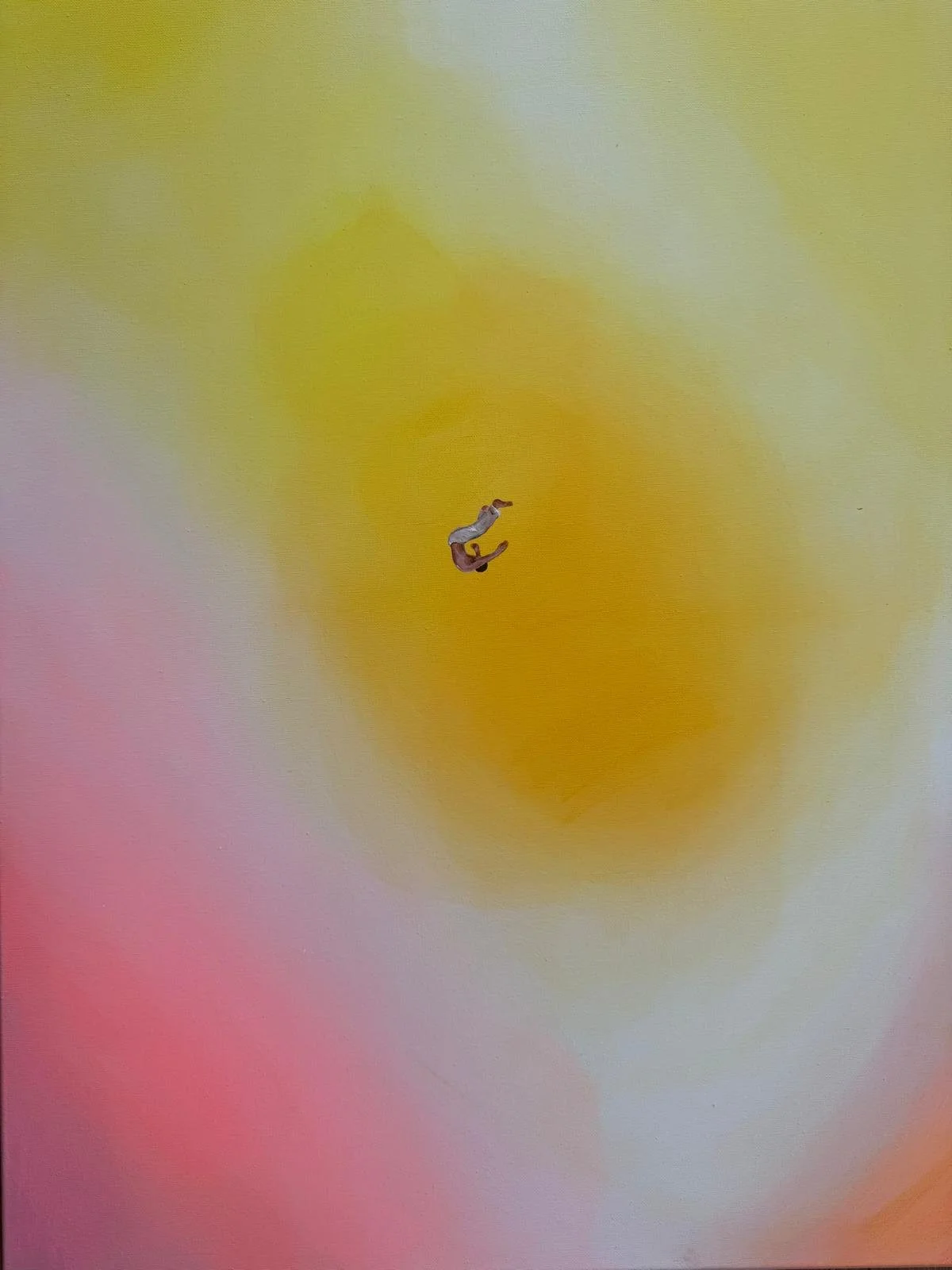 Ein kleiner Mensch in einem grauen Outfit schwebt in der Mitte eines bunten, abstrakten Hintergrunds mit Gelb-, Pink- und Blau-Tönen.