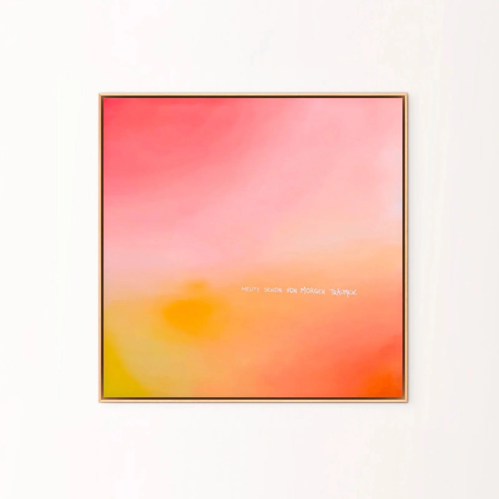 Abstraktes Gemälde mit Pastellfarben in Pink, Orange und Gelb, mit weißem deutschen Text in der Mitte.