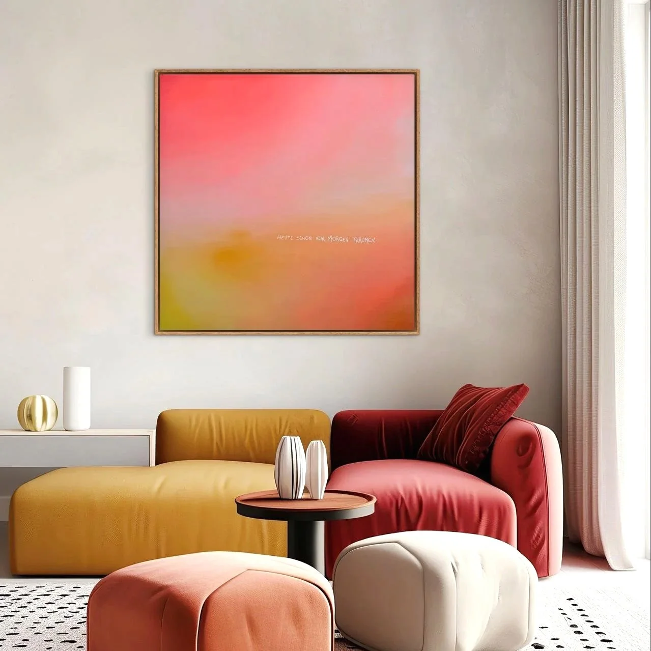 Ein modernes Wohnzimmer mit bunten Sitzmöbeln, einschließlich eines gelben Sofas, eines roten Sessels und eines weißen Hockers. Es gibt eine schwarze Kaffeetisch mit zwei weißen Vasen darauf. An der Wand hängt ein großes, farbenfrohes Kunstwerk mit einem Text in der Mitte, und es gibt große Fenster mit weißen Vorhängen.