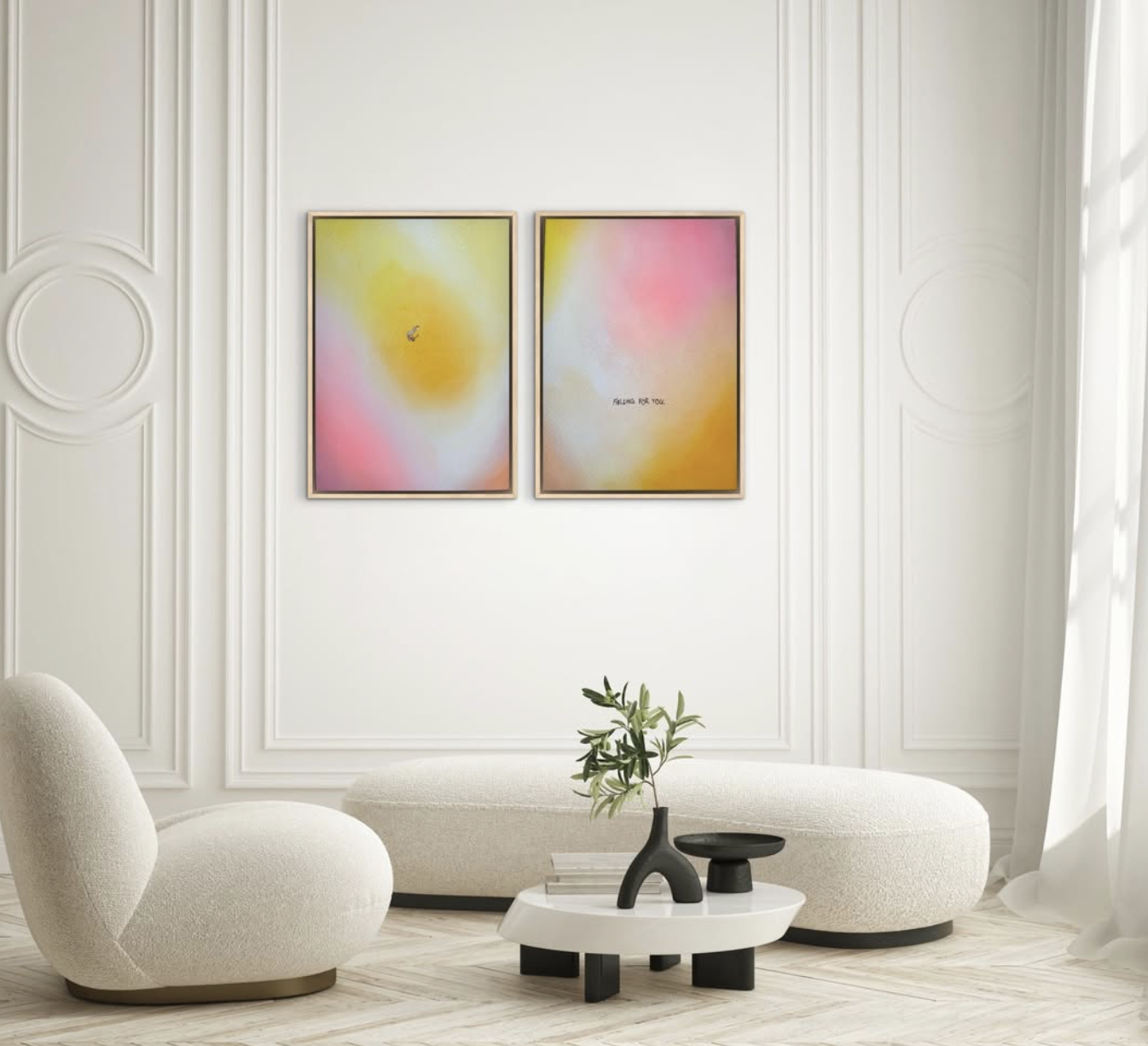 Modernes, elegantes Wohnzimmer mit weißen Möbeln und abstrakten Wandbildern in Pastellfarben