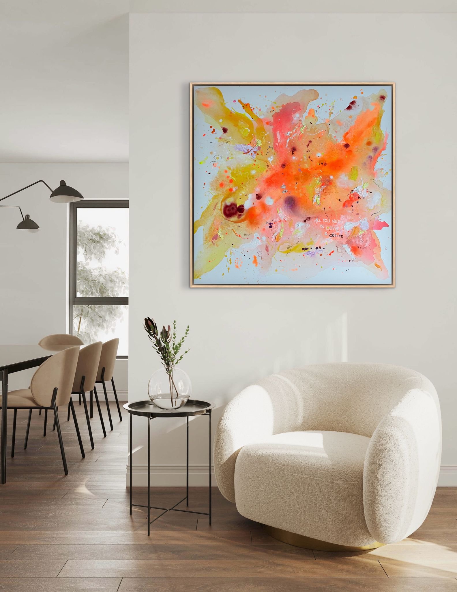 Modernes Wohnzimmer mit abstraktem Gemälde in bunten Farben an der Wand, weißen bequemen Sessel, kleiner schwarzer Beistelltisch mit Vase und grüner Pflanze, Holzfußboden, natürliches Licht durch Fenster.