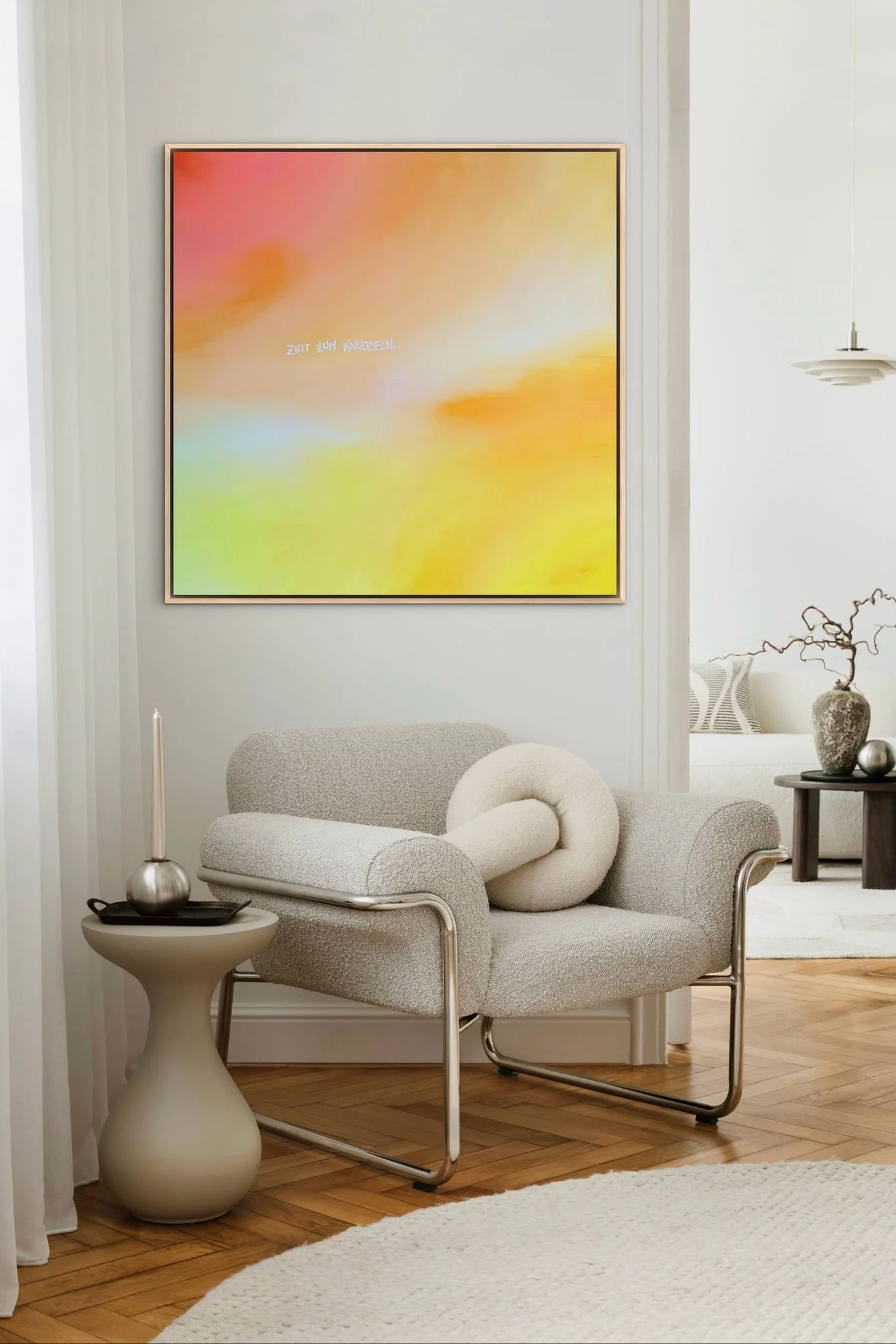 Innenraum mit Liegestuhl, Beistelltisch, Kerze, abstraktes Wandbild in Pastellfarben, Holzboden, dekorative Vasen und ein Sofa im Hintergrund.