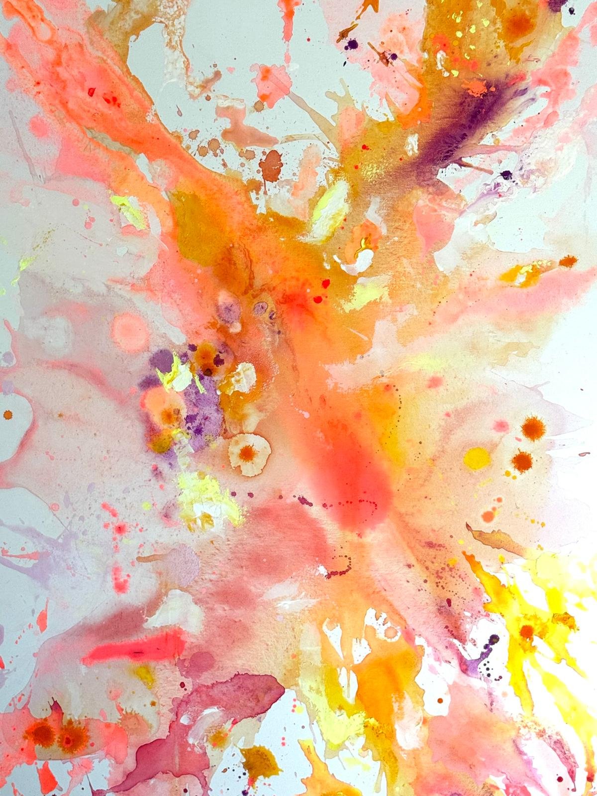 Abstrakte Aquarellmalerei mit warmen Farben wie Orange, Gelb, Rot und einigen lila und schwarzen Akzenten.