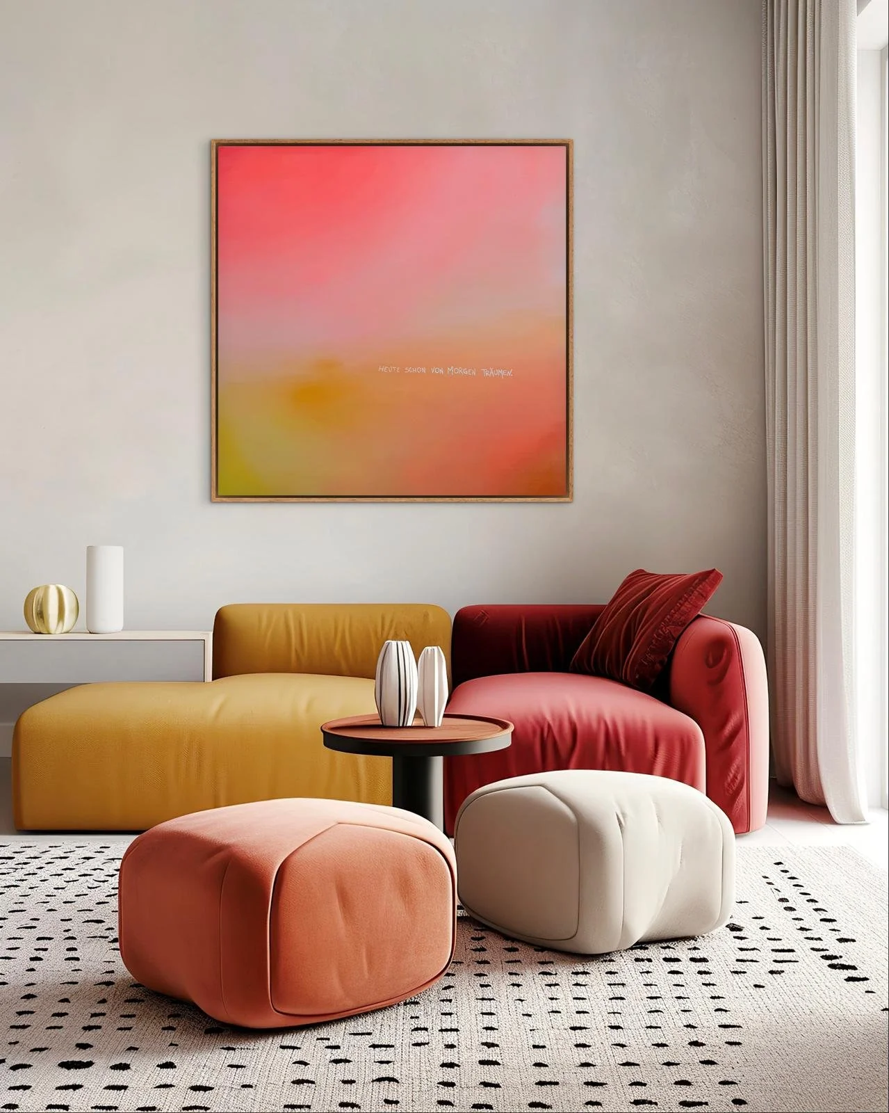 Modernes Wohnzimmer mit bunten Möbeln, einer großen Wandkunst und weißen, schwarzen und beigen Dekorationsstücken.