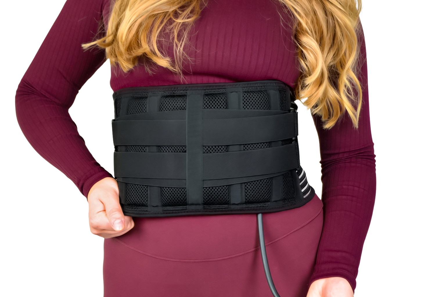 Frau trägt eine medizinische Rückenstütze, die den unteren Rücken stützt.