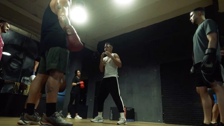 Grupos peque&ntilde;os, t&eacute;cnica cuidada en cada detalle&hellip; y s&iacute;, a veces alguien se da cuenta de la c&aacute;mara 😂🥊 (@juanj0_cl 👀👀) pero el foco sigue siendo el trabajo bien hecho.  Small groups, every detail dialed in&hellip;