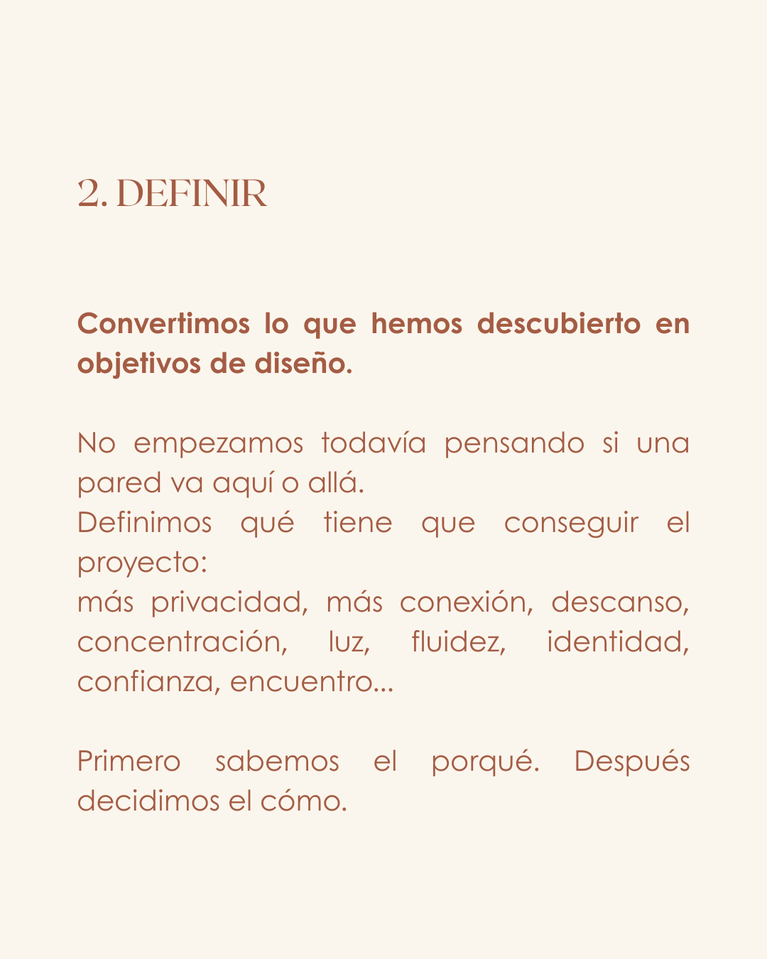 Una página de texto en español sobre el proceso de definir objetivos de diseño, que habla sobre convertir descubrimientos en metas y la importancia de entender el porqué antes del cómo.
