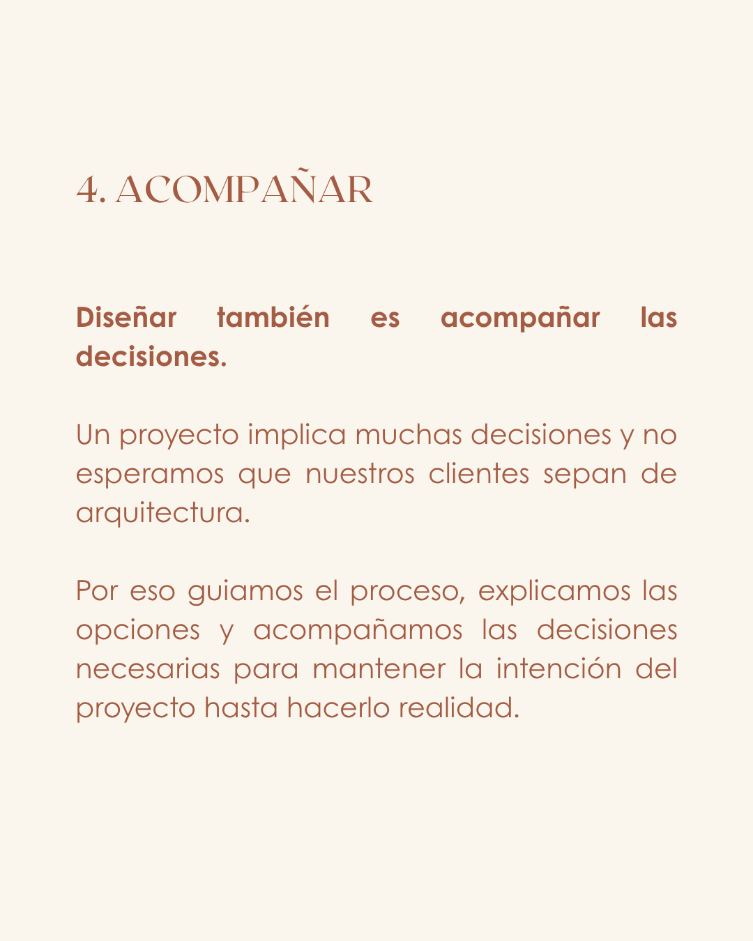 Página de texto con título '4. Acompañar' y párrafos explicativos en color marrón sobre la importancia de acompañar decisiones en un proyecto, enfocado en arquitectura.