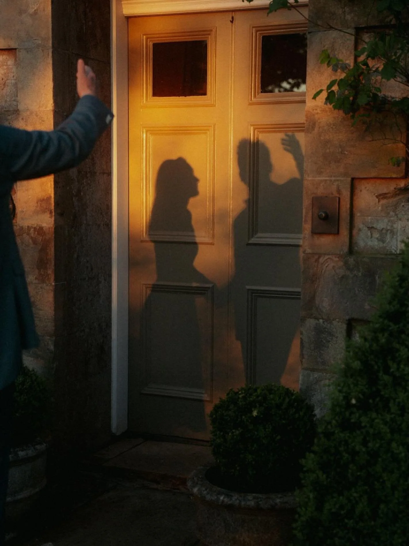 Ein Moment, der nur euch geh&ouml;rt.
Hand in Hand, leicht und unbeschwert.
Sonnenlicht, das auf eure Erinnerungen f&auml;llt.
Lachen, das nicht geplant, sondern echt ist.
Details, die von euch erz&auml;hlen, ohne zu gl&auml;nzen.
Leise Luxusmomente,