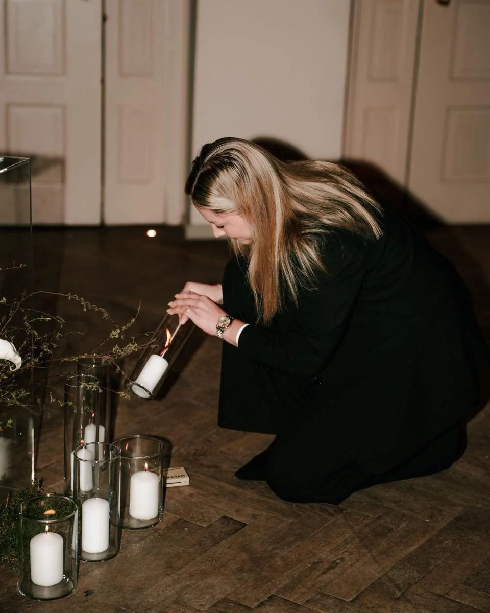 Ich glaube nicht an Hochzeiten, die beeindrucken m&uuml;ssen. 

Ich glaube an Hochzeiten, die sich richtig anf&uuml;hlen. 
An Tage voller Ruhe, Klarheit und Momente, die man wirklich erlebt. 

Luxus ist f&uuml;r mich Pr&auml;senz - nicht Inszenierung