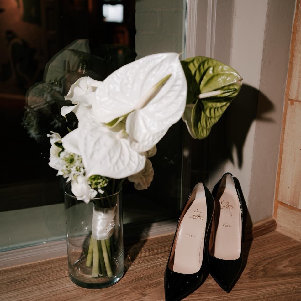 Warum Details eure Hochzeit nicht 'voller' machen, sondern ruhiger. 

Gut gew&auml;hlte Details schaffen Klarheit. 
Sie lenken den Blick, beruhigen den Raum und schenken eurer Hochzeit Tiefe. 
Nicht, weil sie viel sind. 
Sondern, weil sie bewusst sin