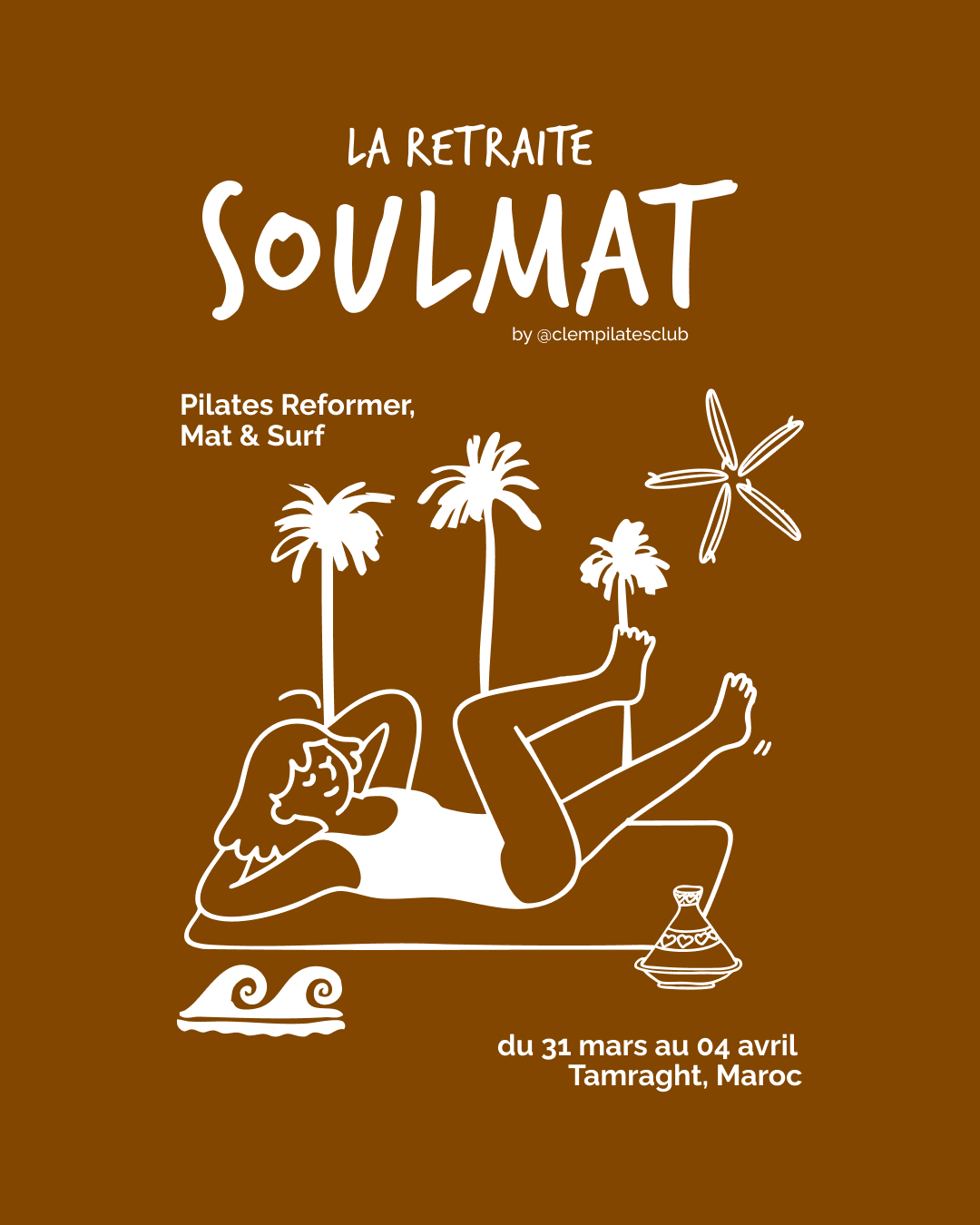 Affiche marron avec illustration d'une femme allongée sur un mat à côté de trois palmiers, une plante en forme d'étoile et une vase. Texte promotionnel pour un stage de Pilates à Tamraght, Maroc, du 31 mars au 4 avril.