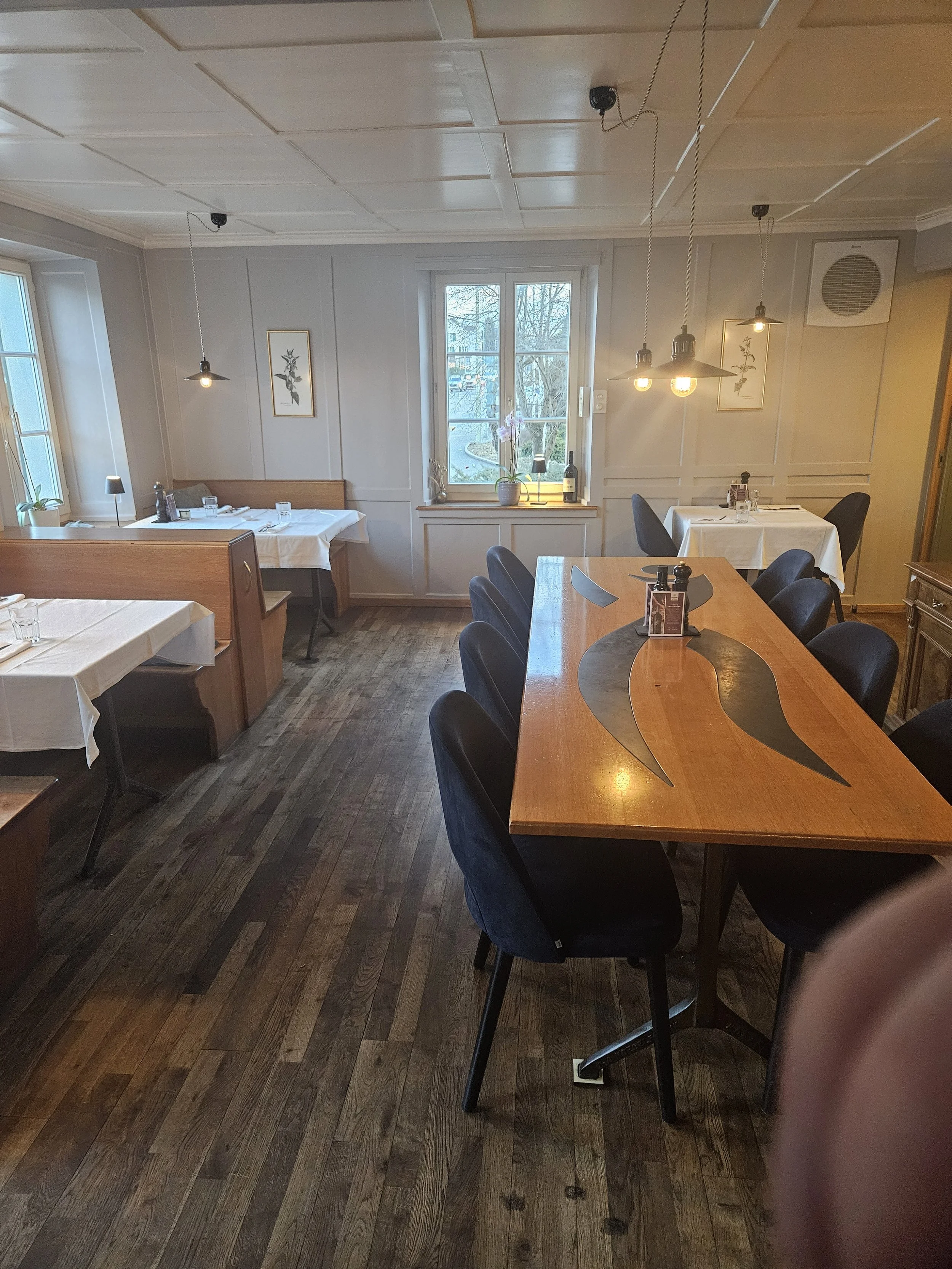 grosser Tisch für 8 Personen, links Bänkli