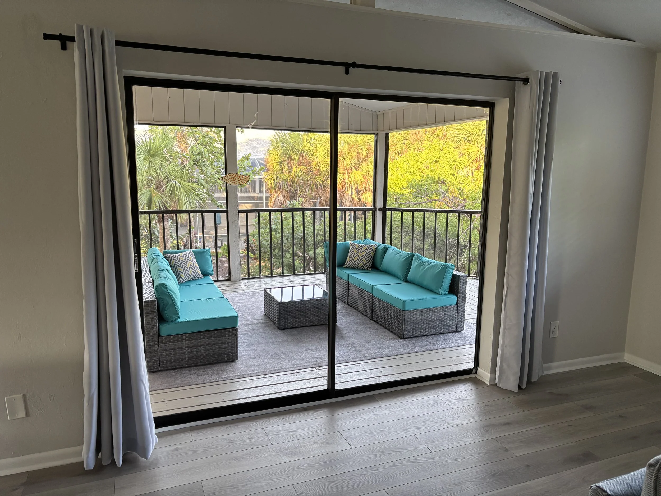 Double sliders to lanai sitting