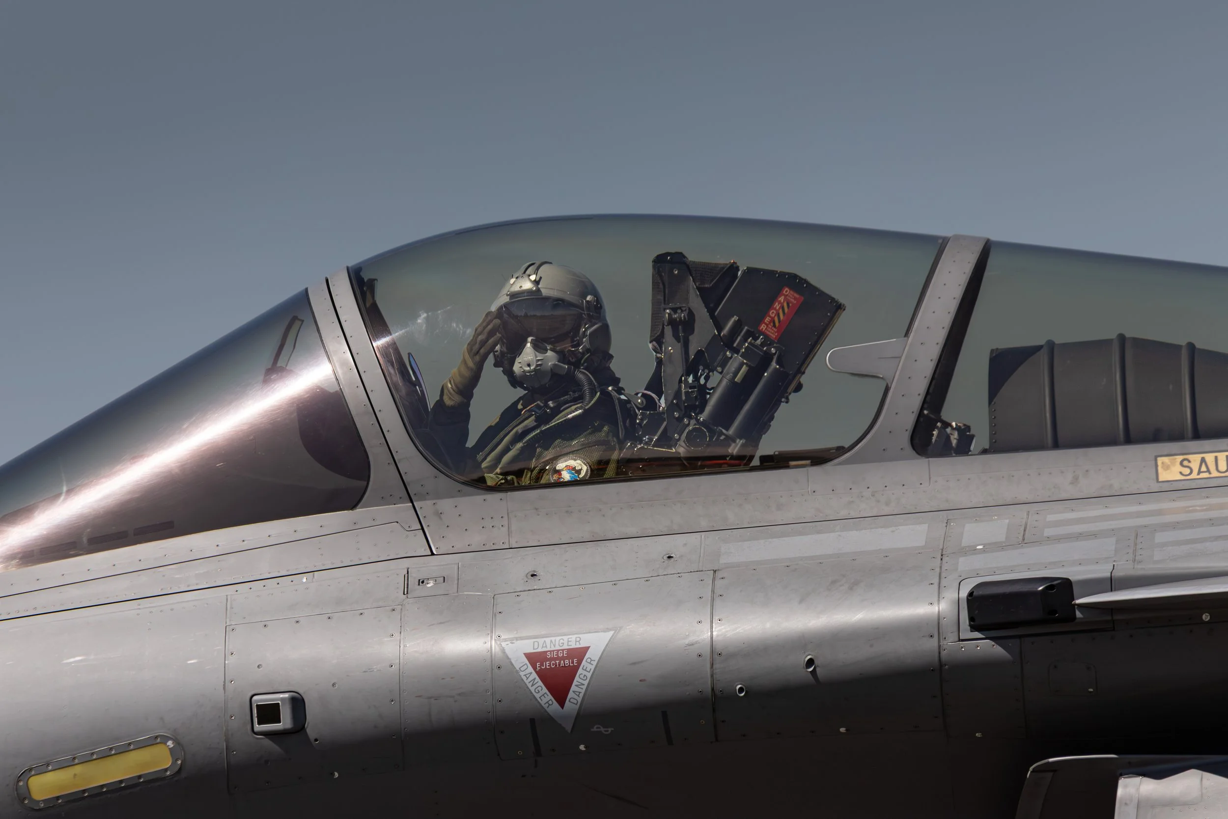 Pilote Rafale Salut.jpg