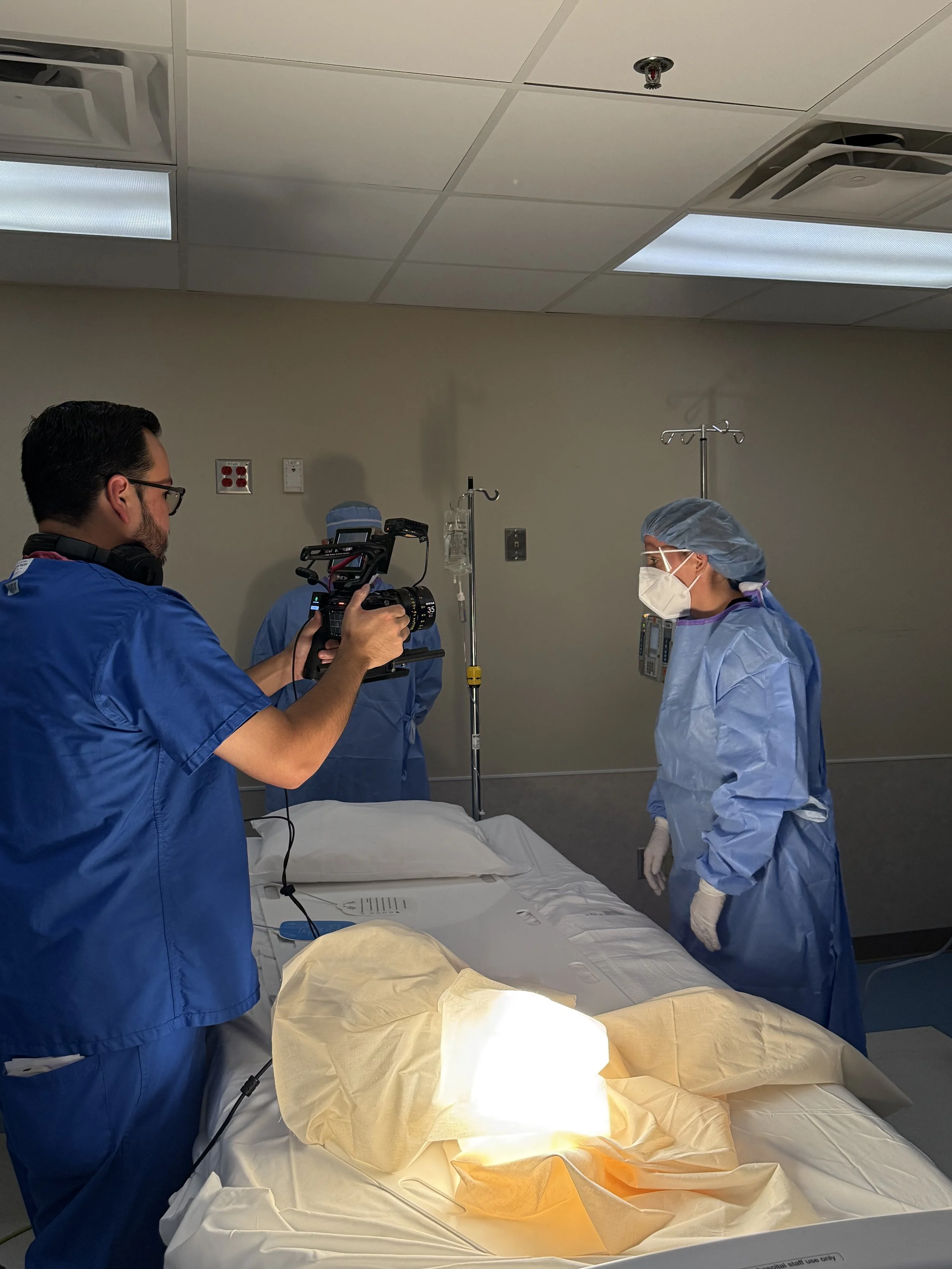 Julie is ready to start chest compressions during the CODE scene in room 4913.