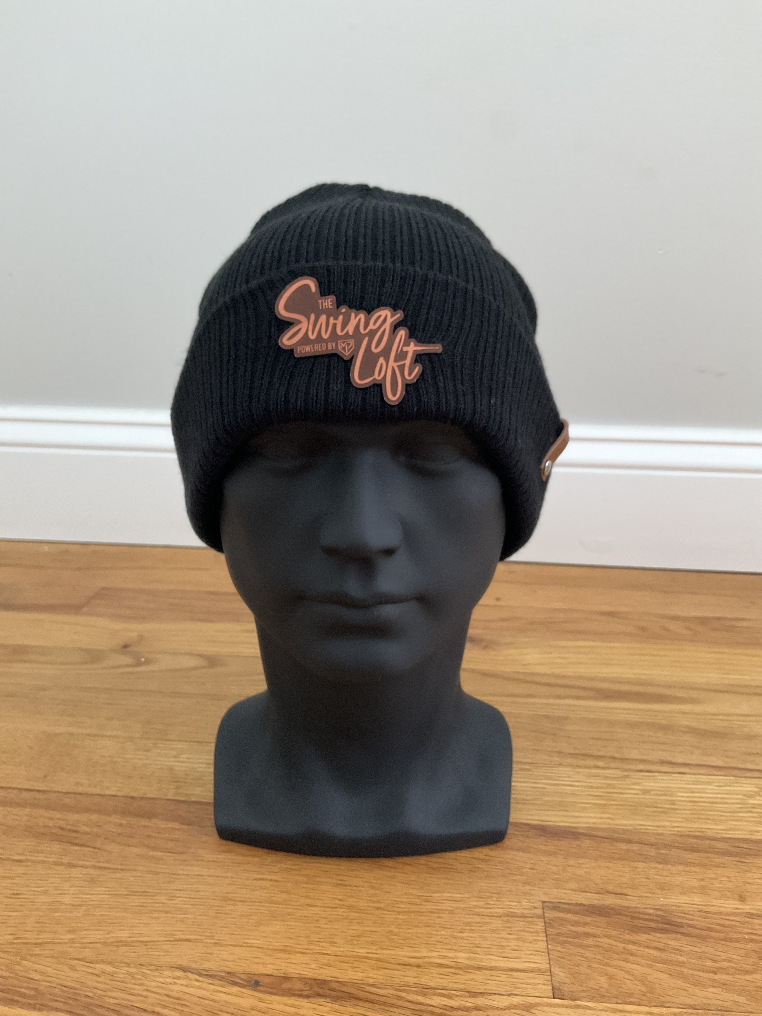 Black beanie
Leather logo