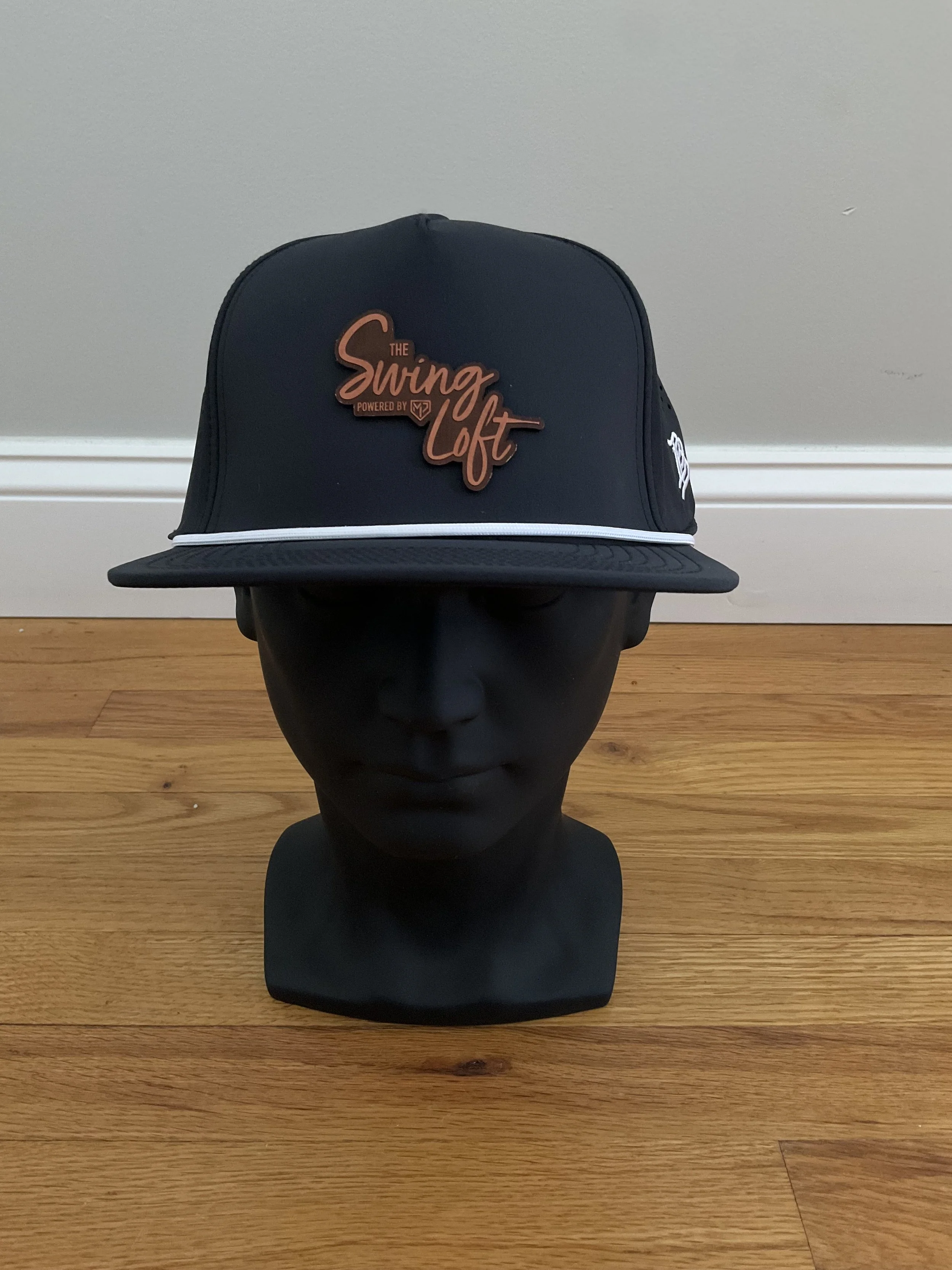 Black hat
White rope
Leather logo
Flat brim, deep