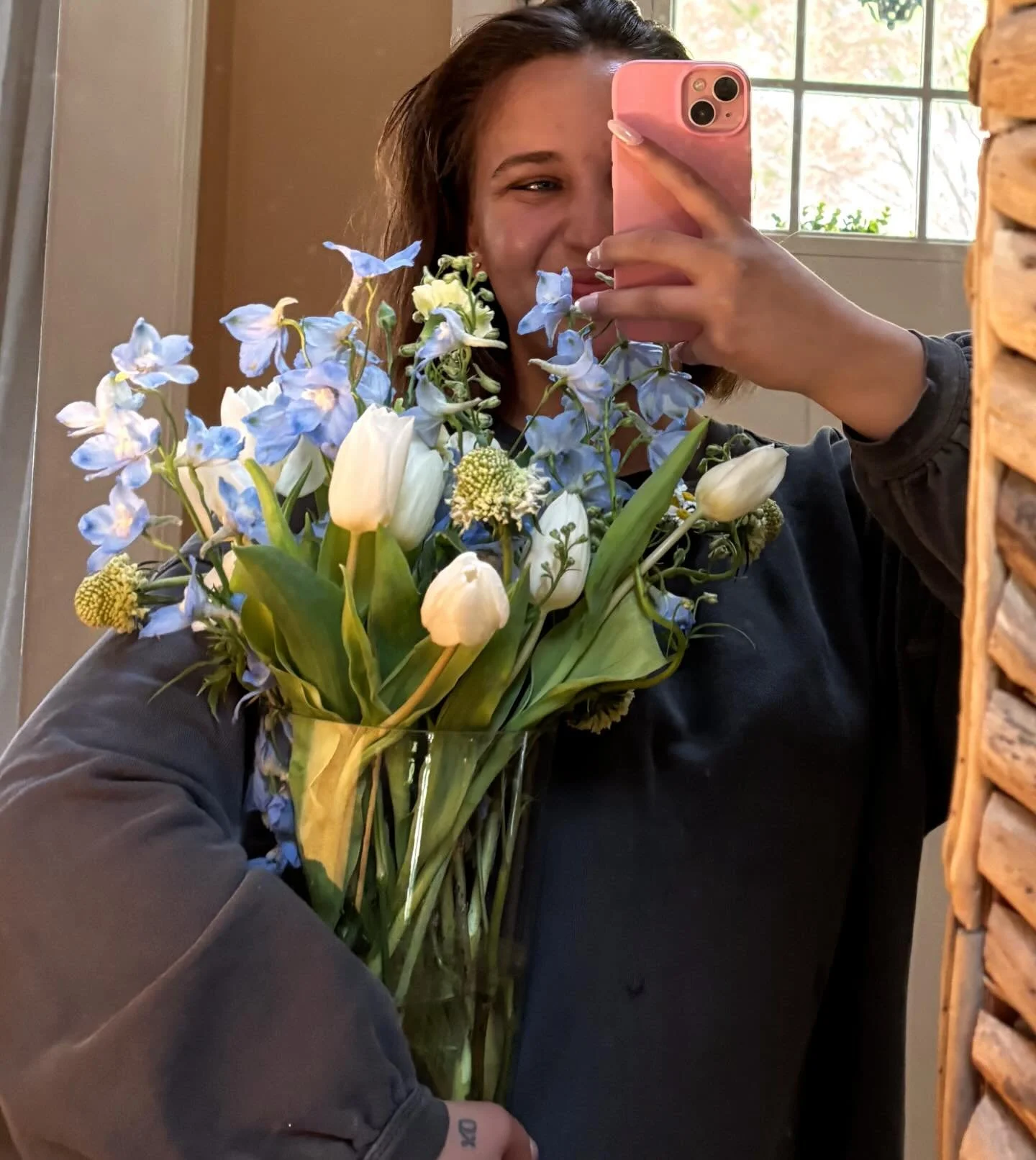 just a girl and her flowers 🌷🤍