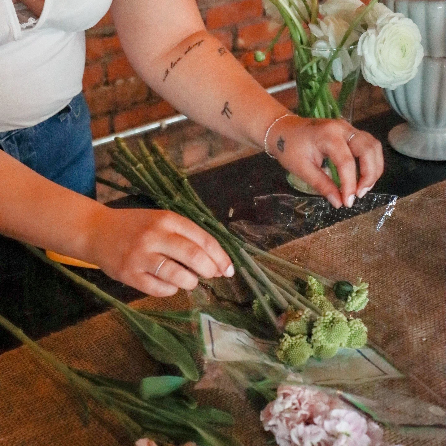 making pretty things all day&hellip; someone has to🤪
 #FloralsOfInstagram
#FlowerLoversClub
#FreshFlowerVibes
#BloomWithMe
#PetalsAndStems
#FlowerContent
#FloralDesigner
#EverydayFlowers