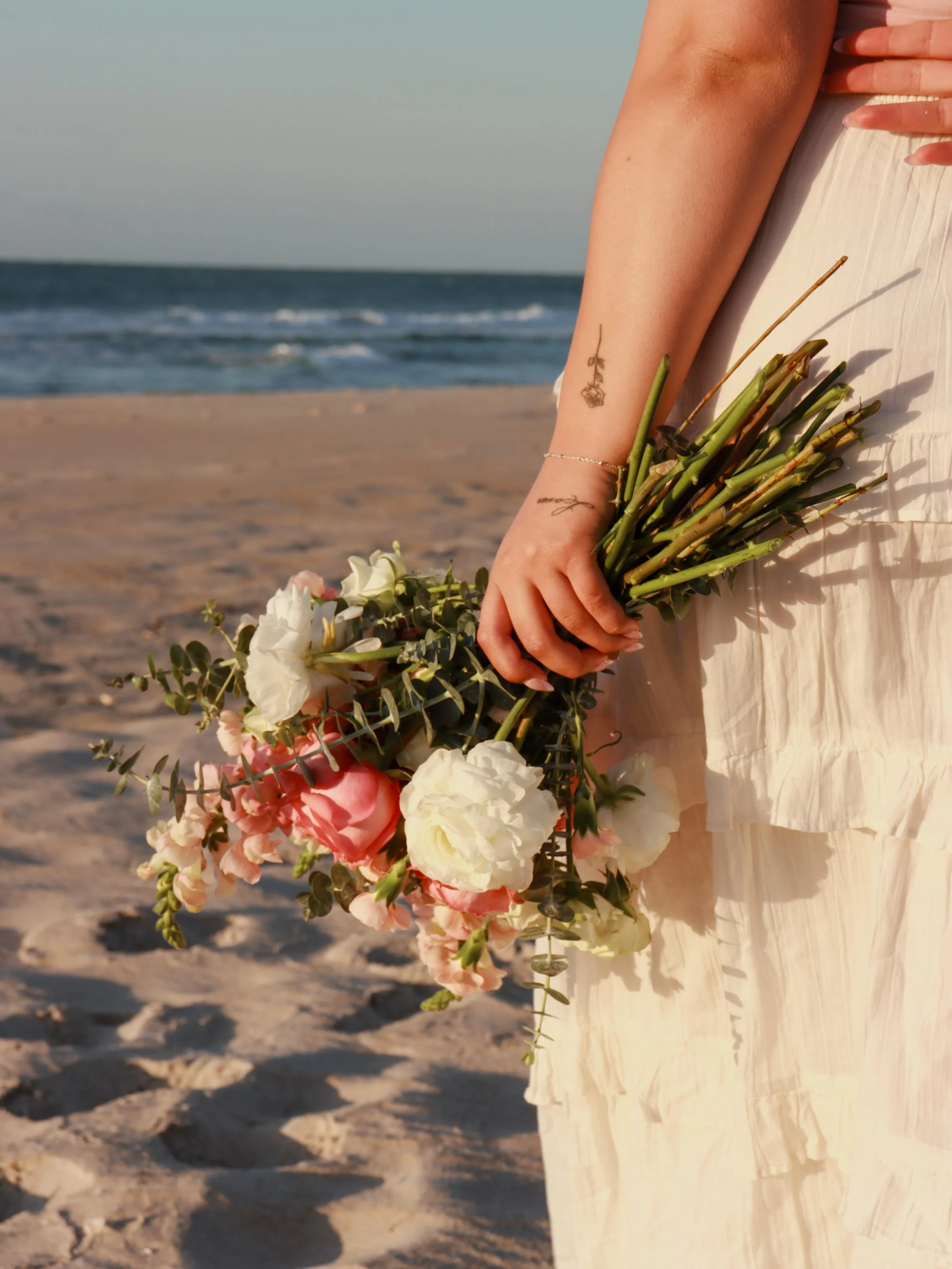 coastal blooms, thoughtfully gathered
for moments that feel as beautiful as they look ✨