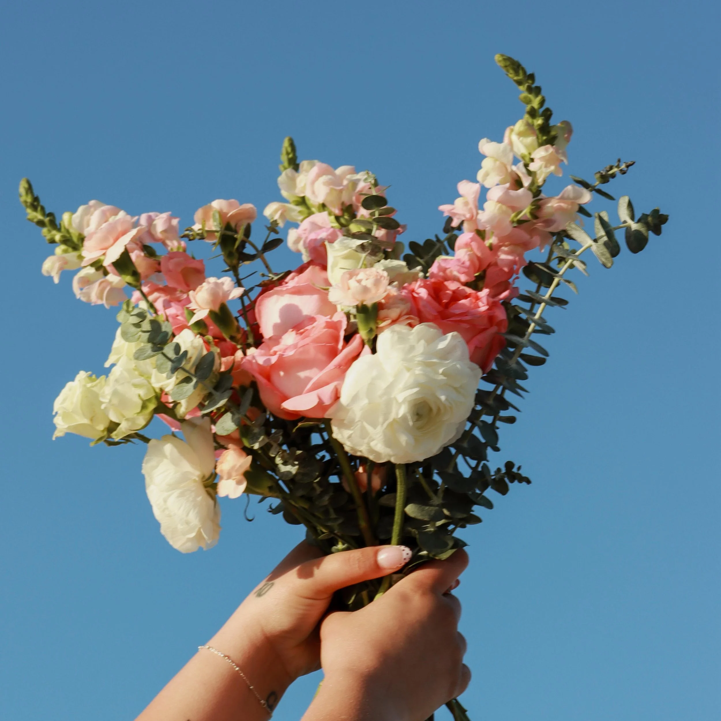 Mother&rsquo;s Day is almost here 💐
Don&rsquo;t wait&mdash;pre-order a bouquet she&rsquo;ll truly love. Limited availability left, order now through the link in bio🌷🌸

#MothersDayFlowers #JacksonvilleNCFlorist #FlowerDeliveryNC #MothersDayBouquet 