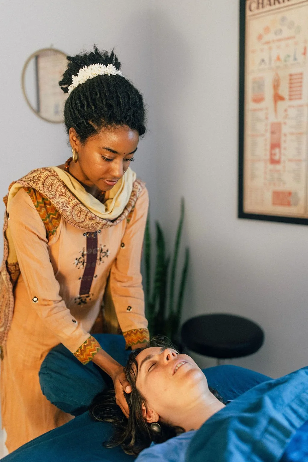 Reiki Therapist giving Reiki
