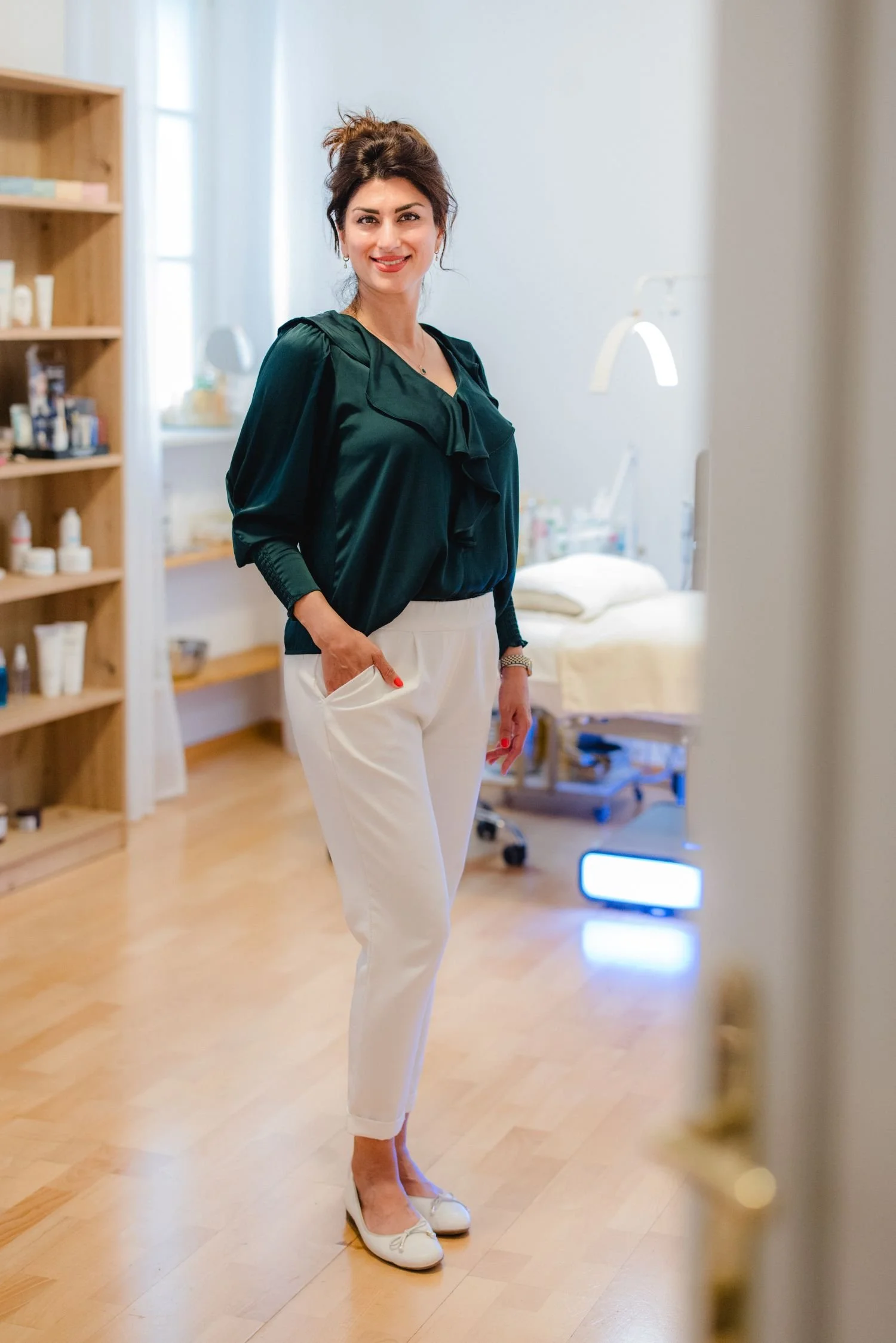 Inhaberin von RoyalSkin Vienna im modernen Behandlungsstudio für Gesichtsbehandlungen und Laser-Haarentfernung in 1010 Wien.