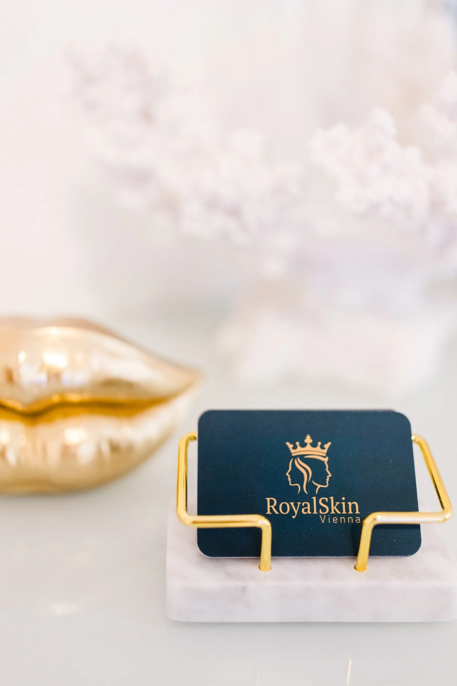 RoyalSkin Vienna Visitenkarte im Behandlungsstudio in 1010 Wien.
