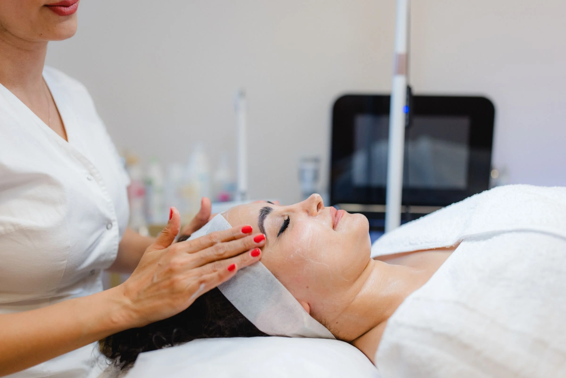 Individuelle Gesichtsbehandlung durch eine Kosmetikerin bei RoyalSkin Vienna in 1010 Wien.
