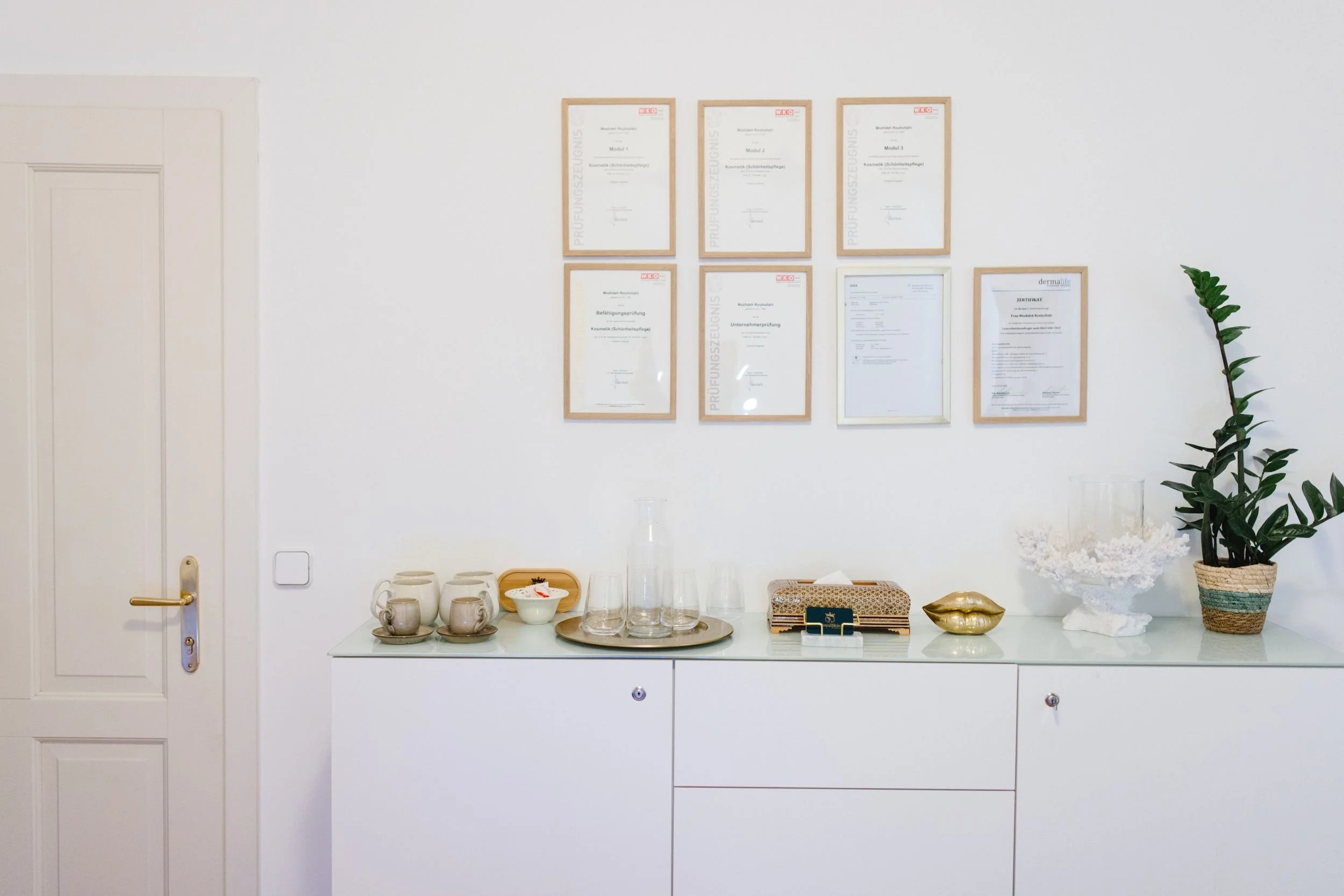 Moderner Behandlungsraum mit Zertifikaten und hochwertiger Ausstattung im Kosmetikstudio RoyalSkin Vienna in 1010 Wien.