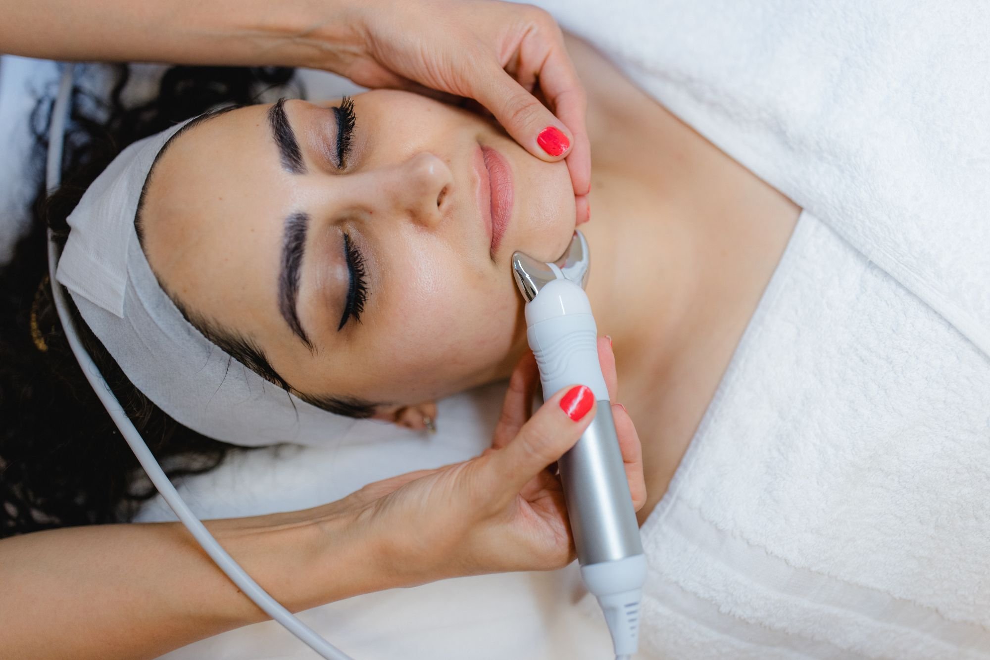 Moderne Gesichtsbehandlung mit professioneller Hautpflege bei RoyalSkin Vienna in 1010 Wien.