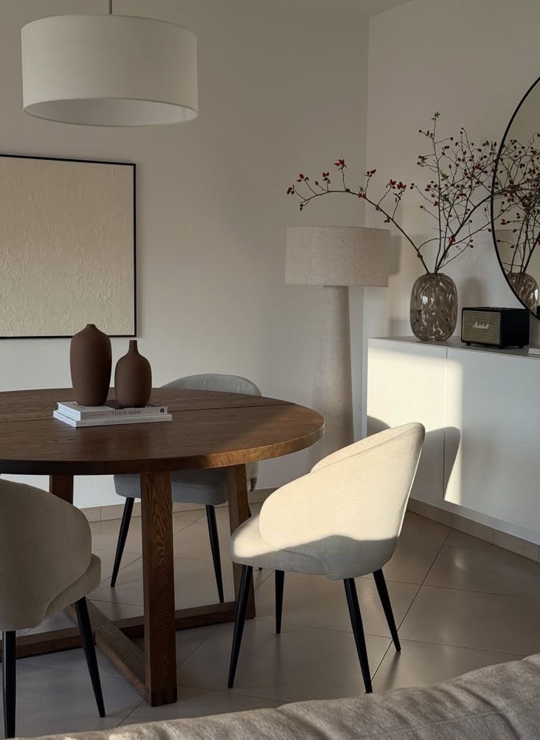 Interiér s konferenčním stolkem, židlemi a dekoracemi – ukázka moderního a nadčasového interiérového designu a realizace.