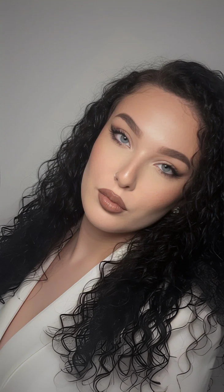 Portrét Chiary, zakladatelky Chiara Interior, specialistky na moderní a minimalistický interiérový design v Praze a online.