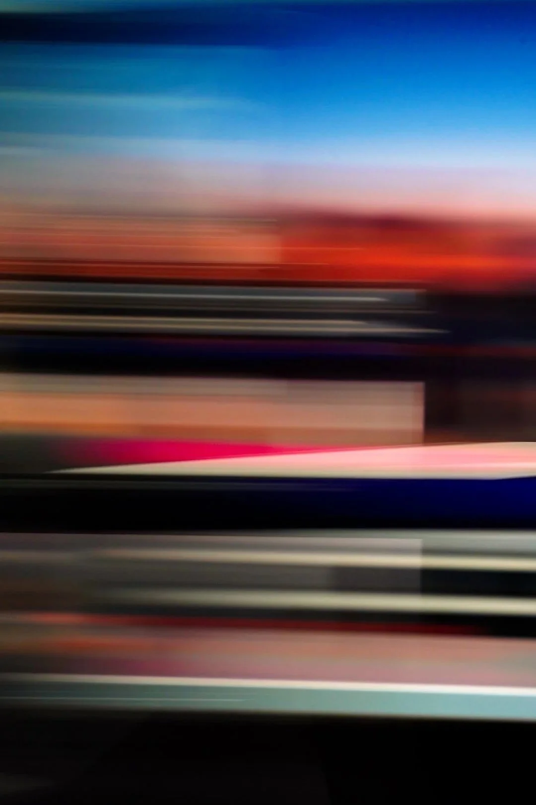 Image floue avec des lignes horizontales colorées entremêlées