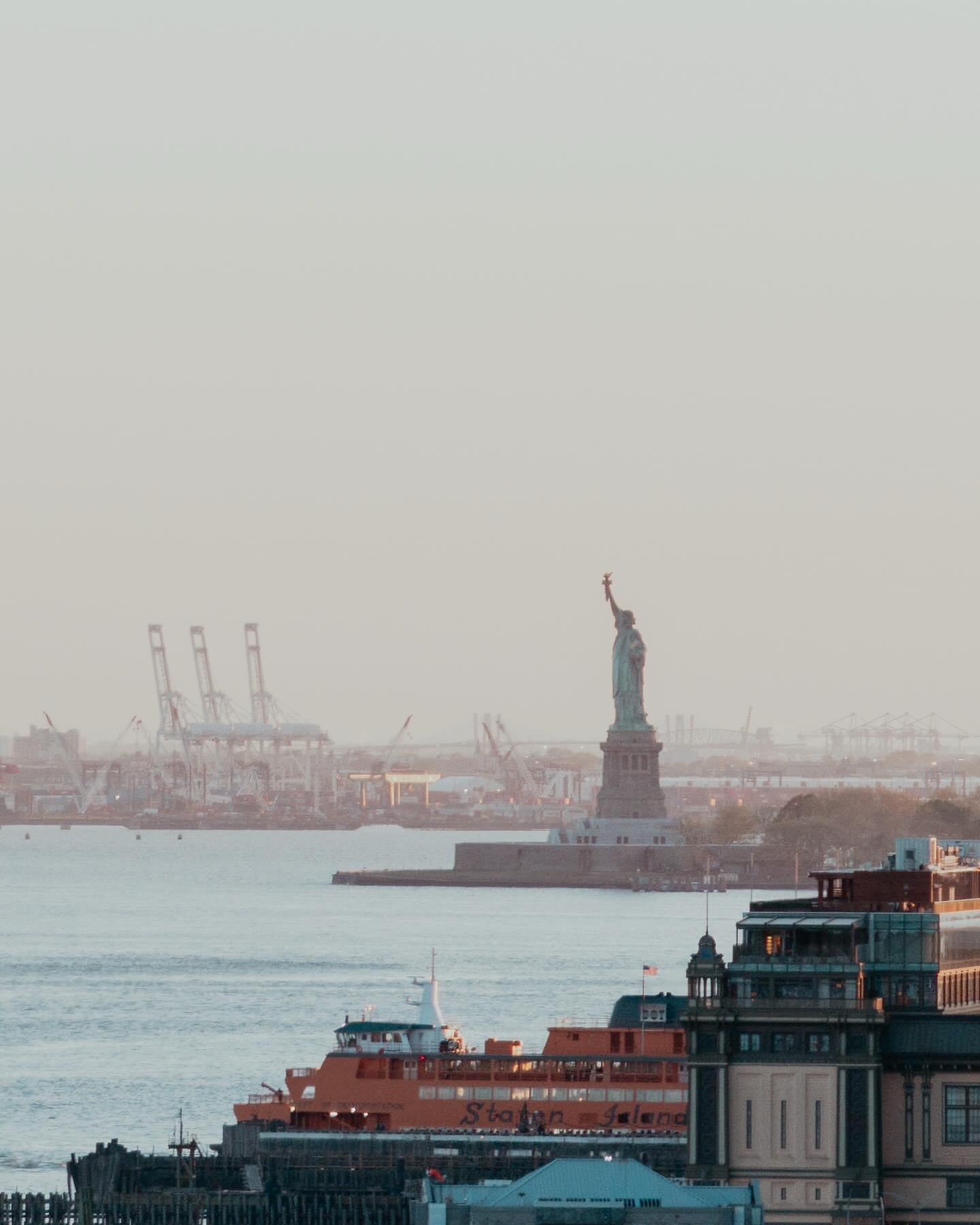 💌 from NYC
.
Avec @claudiaminier &amp; @b4tte 🫶
#NYC #postcard @canonfrance