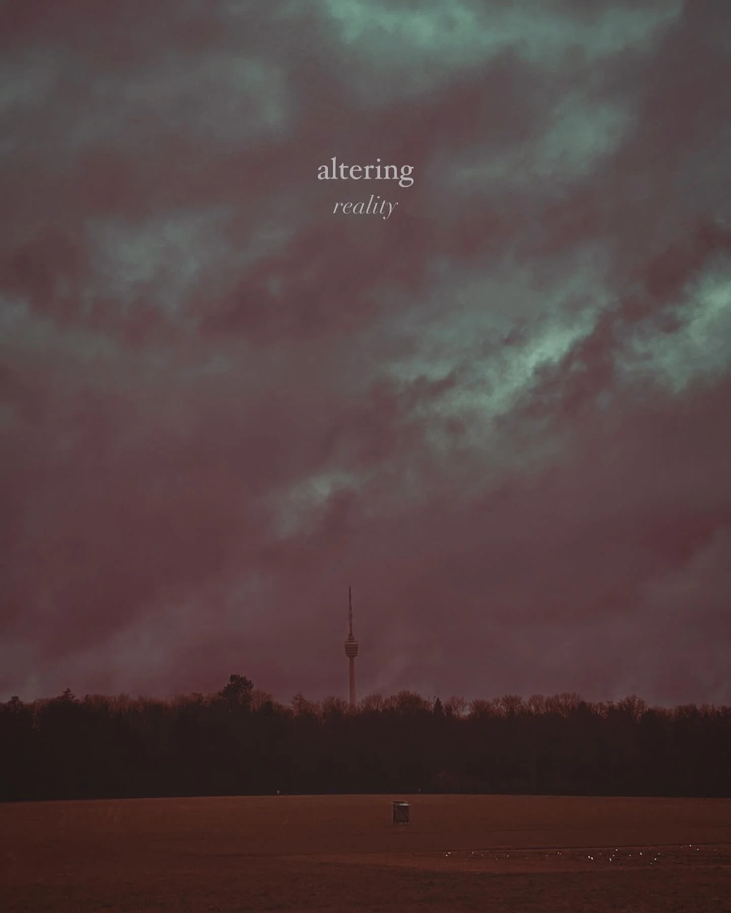 A surreal, color-shifted sky hangs over the Stuttgart TV tower, creating a moody and atmospheric scene. Ein surreal farbverschobener Himmel liegt über dem Stuttgarter Fernsehturm und erzeugt eine stimmungsvolle Atmosphäre.