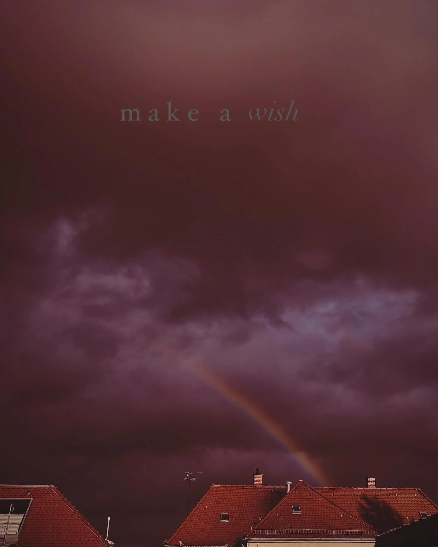 Dramatischer Himmel mit Regenbogen über Dächern; surrealer, farbstarker Fine-Art Moment.
Dramatic sky with a rainbow above rooftops; surreal, color-rich fine art moment.