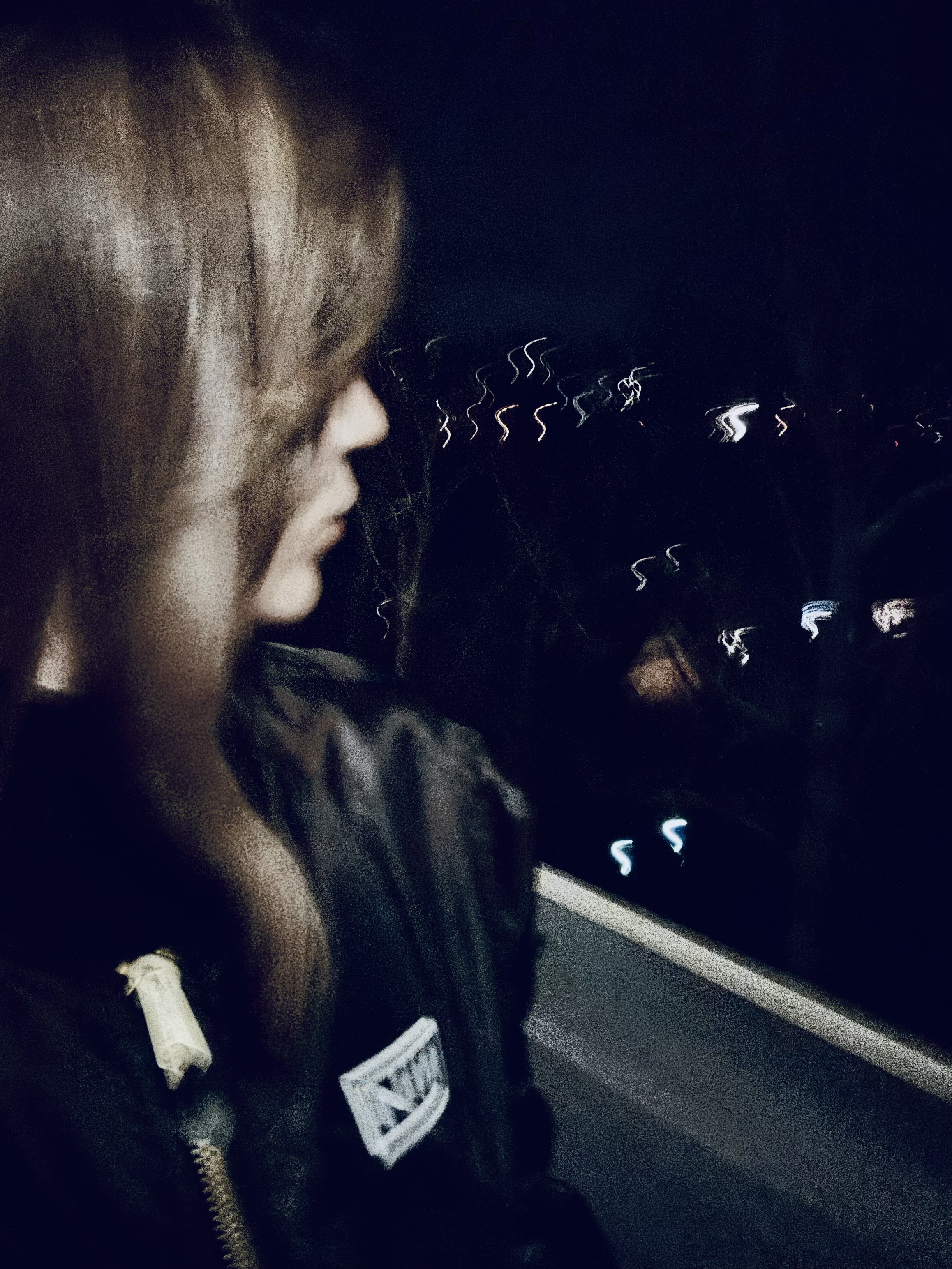 A cinematic portrait of a woman walking at night, surrounded by rain-soaked atmosphere and glowing city lights. Ein cineastisches Porträt einer Frau, die nachts läuft, umgeben von regennasser Stimmung und leuchtenden Stadtlichtern.