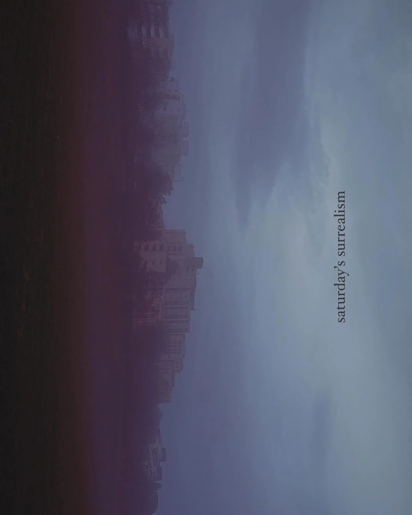 Neblige Landschaft mit Feld und weicher Dämmerung; atmosphärische Fine-Art Fotografie Stuttgart.
Foggy landscape with a field and soft dusk light; moody fine art photography.