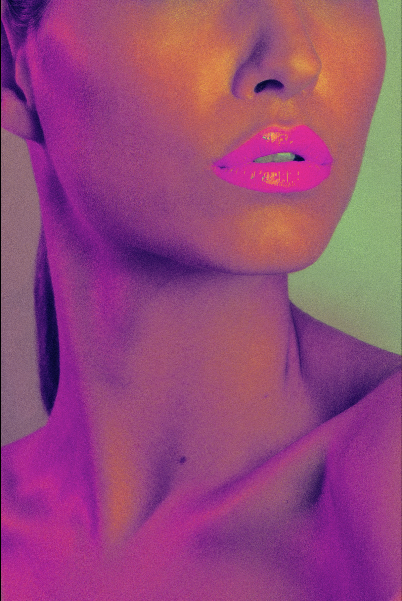 A close-up of a woman’s lips and neck in surreal retro 80s colors, creating a bold and atmospheric fashion aesthetic. Nahaufnahme  der Lippen und des Halses einer Frau, in Retro-80er-Farben, die eine atmosphärische Fashion Ästhetik erzeugen.