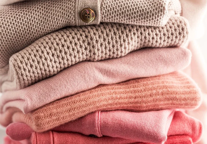 detailed shot of cozy cashmere knits reflecting the high quality and texture of the fabrics soft colors bright light. Detailaufnahme gemütlicher Kaschmirstrickwaren die hohe Qualität und Struktur der Stoffe zeigen sanfte Farben helles Licht