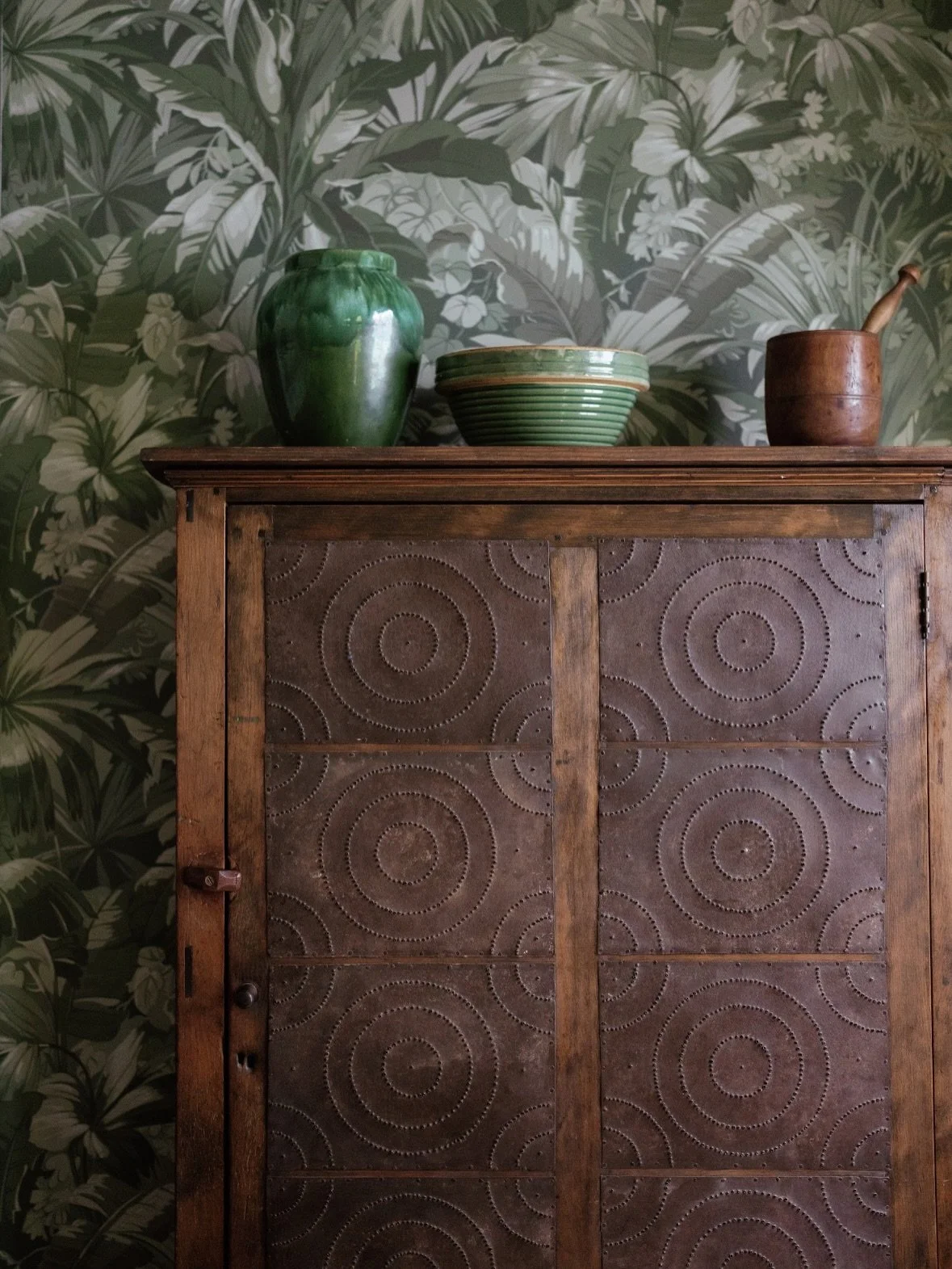 What happens when a room is built around one meaningful piece?
⠀⠀⠀⠀⠀⠀⠀⠀⠀
We often begin with an object that carries real history and let the room take its cues from there. This Northern Neck pie safe brings sculptural detail and a time-worn texture t