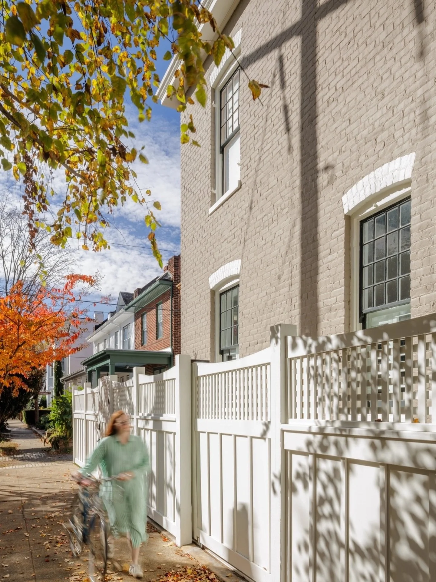 Good design belongs to its context.
⠀⠀⠀⠀⠀⠀⠀⠀⠀
At our Richmond Terrace Townhouse, even small details like the fence were thoughtfully designed to connect the home, the street, and the garden in a way that adds to the public realm and the street beyond