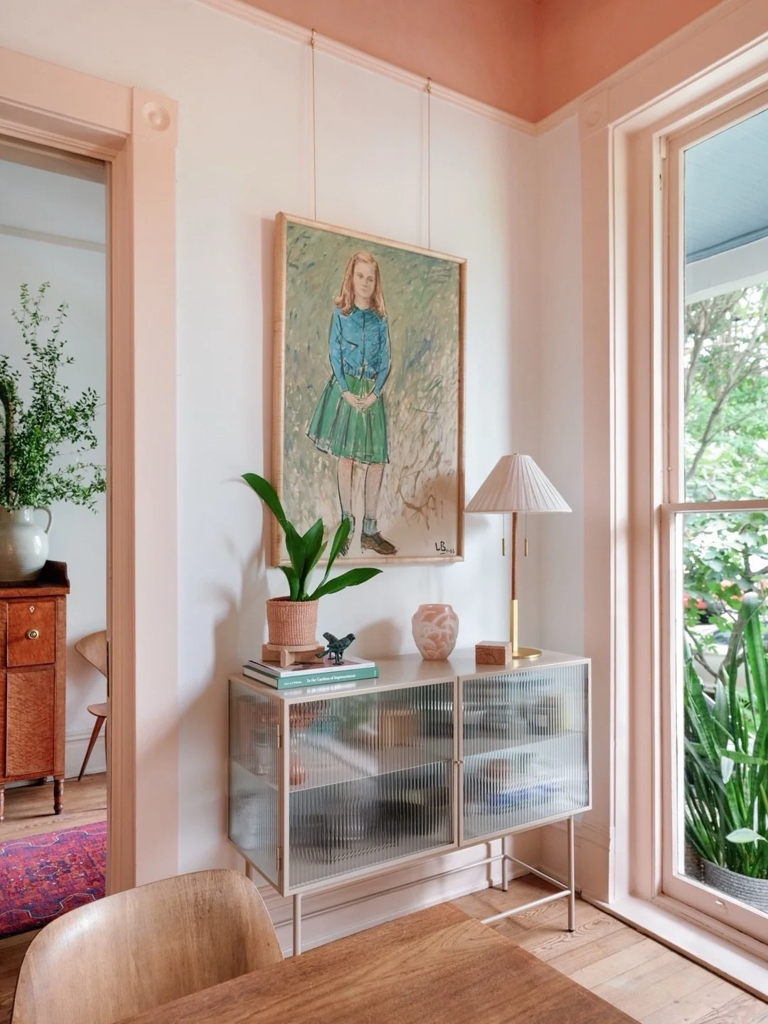 Art in design is at its best when it is not only beautiful but also personal. Case in point &mdash; this portrait, painted in the 60s, comes with truly one-of-a-kind, personal story. 
⠀⠀⠀⠀⠀⠀⠀⠀⠀
Owen&rsquo;s mother (the middle-school aged subject as p