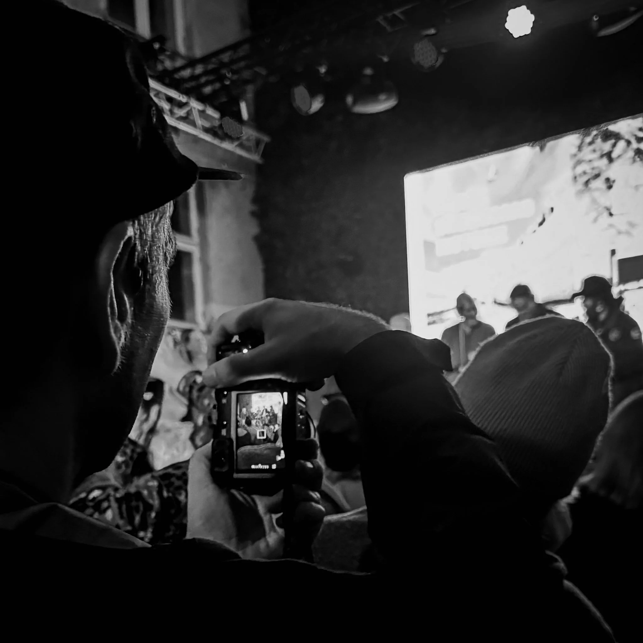 Kameramann som filmer scene under profesjonell videoproduksjon