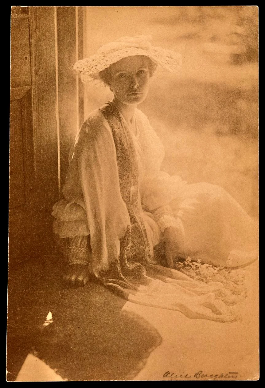 Photo of Agnes Pelton by Alice Boughton, date unknown. Private Collection. Courtesy of Nyna Dolby.