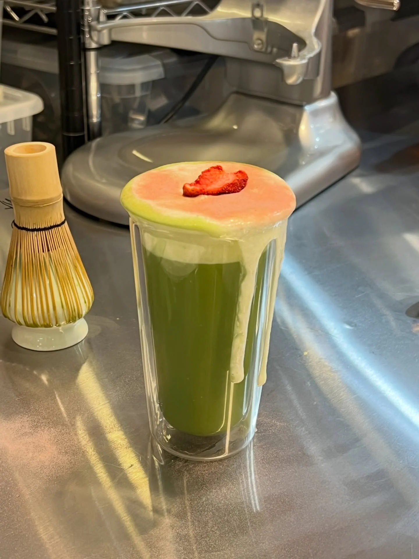 Jasmine Matcha &Euml;inspanner 🍵 

Behold - our seasonal bev for this month&rsquo;s pop-up! We whisk our ceremonial grade matcha with oat milk, add a layer of jasmine sweet cream, and sprinkle some dried strawberry on top 🍓✨ 

#lamicrobakery #micro