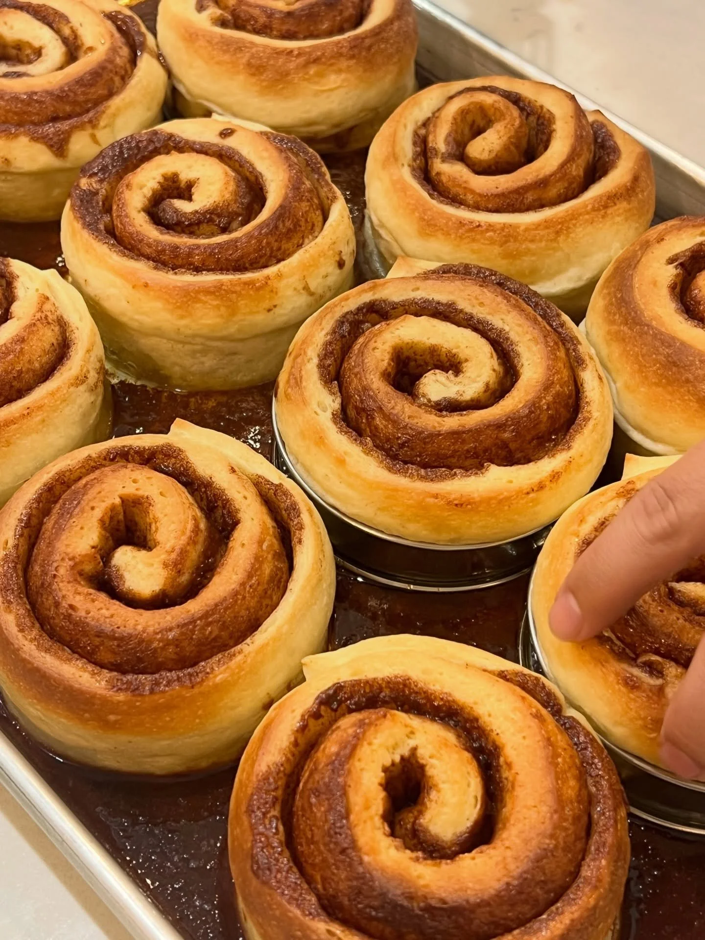 Bridges Milky Cinnamon Rolls 🥛 

Our famous pillow brioche rolled with a spiced malted milk sugar! Generously spread with a cream cheese frosting, we love a Bridges classic ✨ Try it for yourself at this upcoming Sunday Sips 🍽️

#microbakery #lamicr